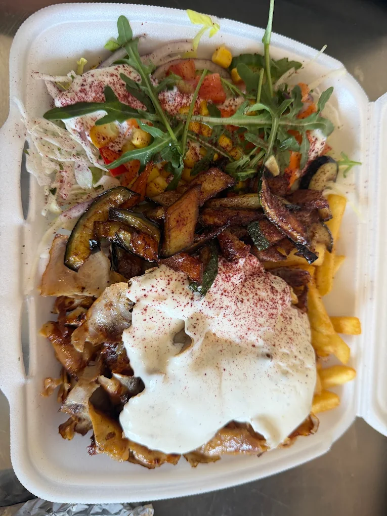 Dönerbox mit Pommes und Soße