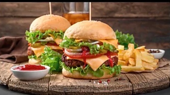 Hamburger und Cheeseburger mit Pommes
